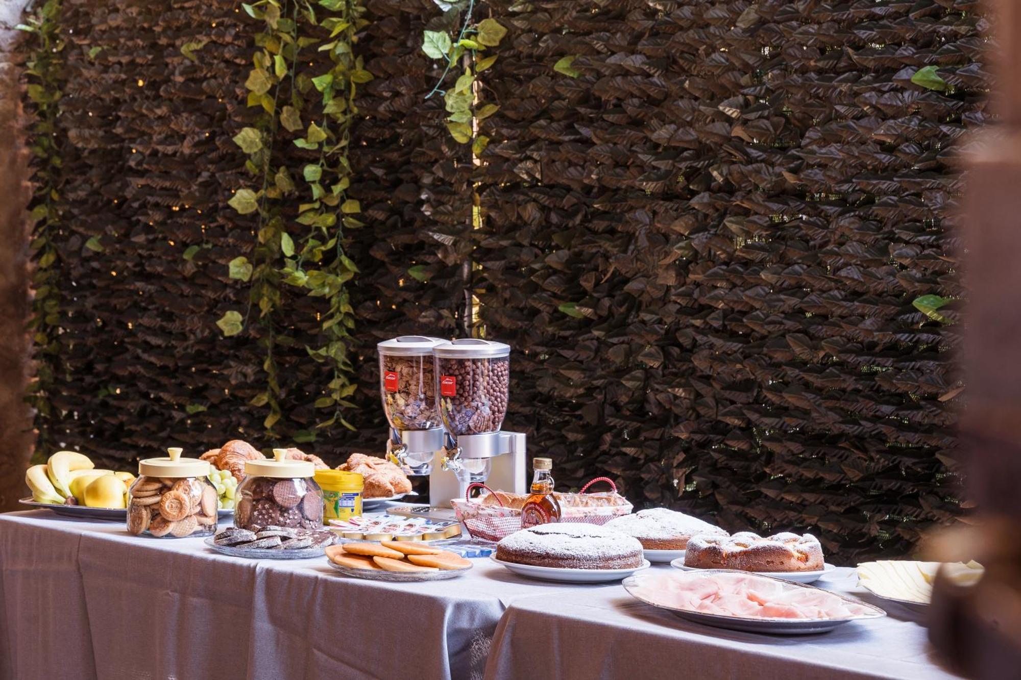 B&B La Corte And Home Restaurant - Free Parking - 10 Minutes To The Lake And Centre Como Kültér fotó